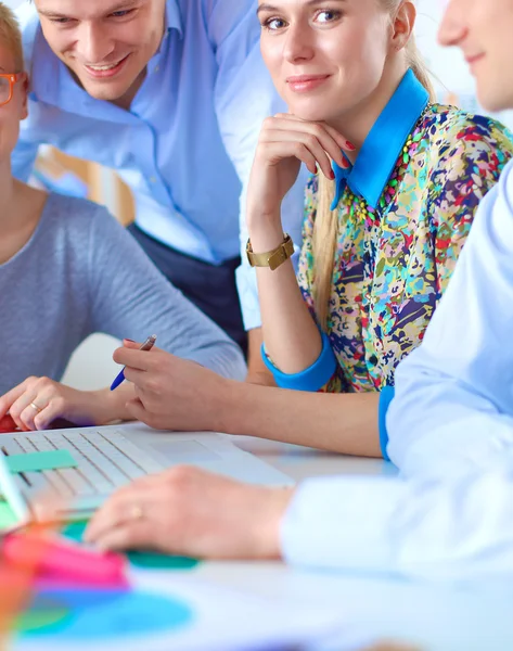 Giovani imprenditori che lavorano in ufficio su un nuovo progetto. — Foto Stock