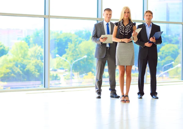 Zakenvrouw permanent op voorgrond in office — Stockfoto