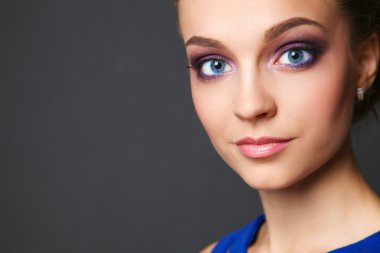 Güzel bir genç kadın profesyonel makyaj stüdyo çekim