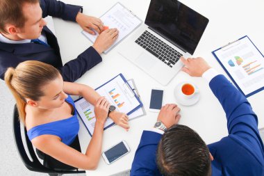 İş adamları iş toplantısında, ofiste oturup tartışıyorlar.