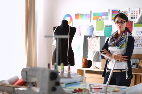 Дизайнер моды стоит в студии — стоковое фото