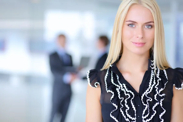 Mujer de negocios de pie en primer plano en la oficina — Foto de Stock