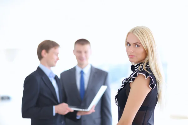 Zakenvrouw permanent op voorgrond in office — Stockfoto