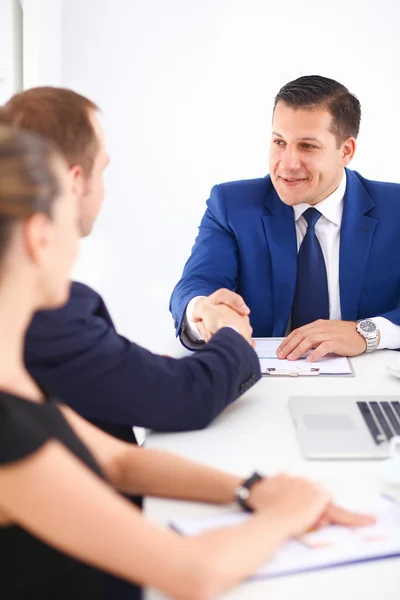 Para pebisnis duduk dan berdiskusi di pertemuan bisnis, di kantor — Stok Foto