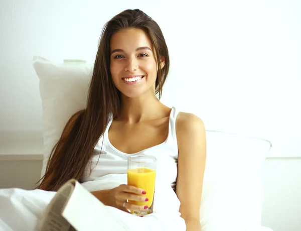 Joven hermosa mujer acostada en la cama — Foto de Stock