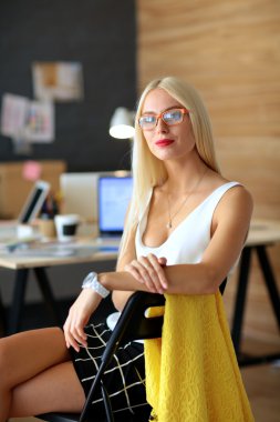 Ofis Masası üzerinde oturan bir çift profesyonel olgun işkadını portresi