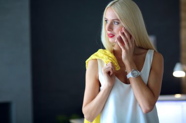 Grafik tasarımcı ofis cep telefonunda konuşuyor