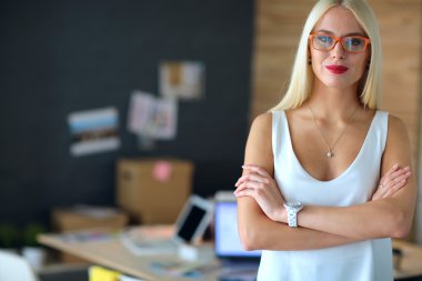 Yönetici bir profesyonel olgun işkadını ofis oturma portre