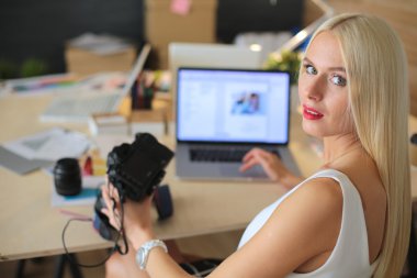 Genç fotoğrafçı ve iş yerinde grafik tasarımcı