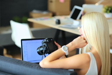 Genç fotoğrafçı ve iş yerinde grafik tasarımcı