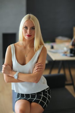 Yönetici bir profesyonel olgun işkadını ofis oturma portre