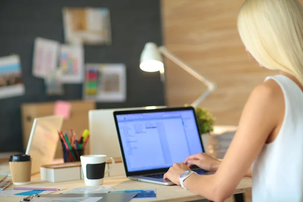 Modeontwerpers werken in studio zittend op het bureau — Stockfoto