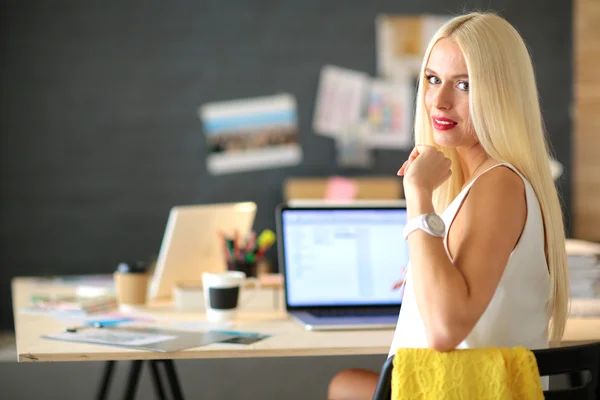 Modeskapare som arbetar i studio sittande på skrivbordet — Stockfoto