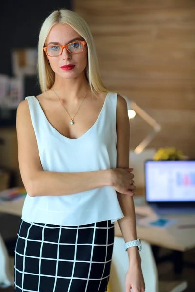 Retrato de una empresaria madura profesional ejecutiva sentada en la oficina —  Fotos de Stock