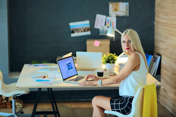 Retrato de una empresaria madura profesional ejecutiva sentada en la oficina —  Fotos de Stock