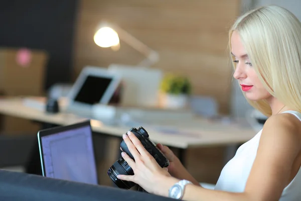 Junge Fotografin und Grafikerin bei der Arbeit — Stockfoto