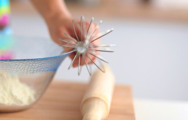 Mutfaktaki genç kadın, arka planda izole edilmiş.