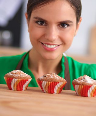 Kadın mutfakta pasta yapıyor.