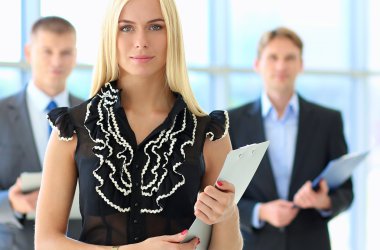 İş kadını ofiste ön planda duran