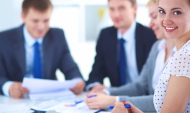 İş adamları iş toplantısında, ofiste oturup tartışıyorlar.