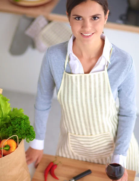 Donna che fa cibo sano in piedi sorridente in cucina — Foto Stock