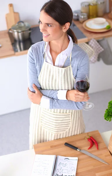 Woman making healthy food standing smiling in kitchen — Stock Photo, Image