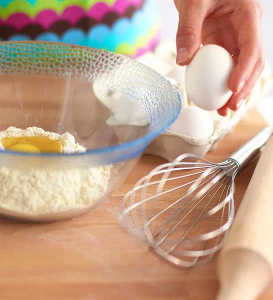 Jonge vrouw in de keuken, geïsoleerd op de achtergrond — Stockfoto