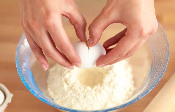 Giovane donna in cucina, isolata sullo sfondo — Foto Stock