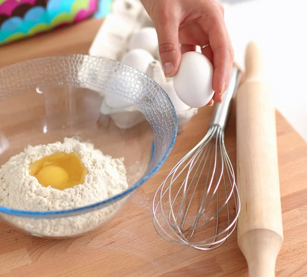 Mujer está haciendo pasteles en la cocina — Foto de Stock