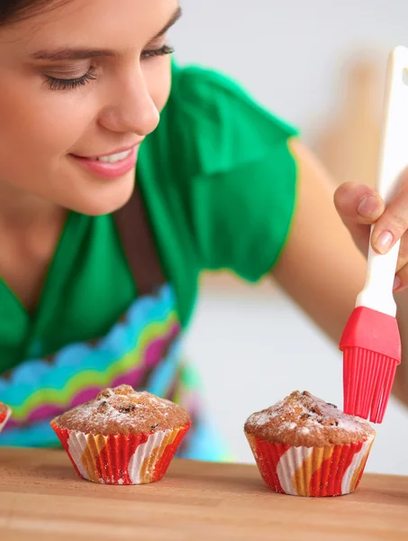 Mujer está haciendo pasteles en la cocina — Foto de Stock