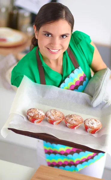 Mujer está haciendo pasteles en la cocina —  Fotos de Stock