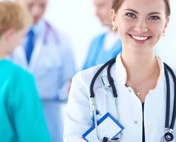 Femme médecin debout avec stéthoscope à l'hôpital — Photo