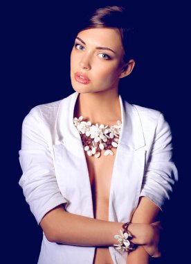 Boncuklar, gri arka plan üzerinde duran genç kadın portresi