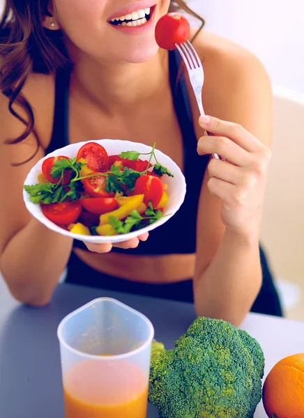 Retrato de una joven sonriente con ensalada de verduras vegetarianas — Foto de Stock