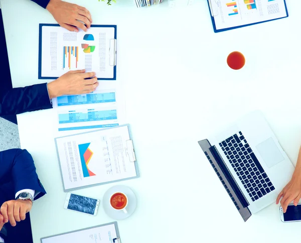 Geschäftsleute sitzen und diskutieren bei Geschäftstreffen, im Büro — Stockfoto