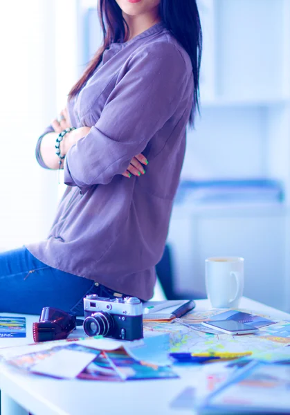 Vrouw in moderne uitgeruste kunststudio — Stockfoto