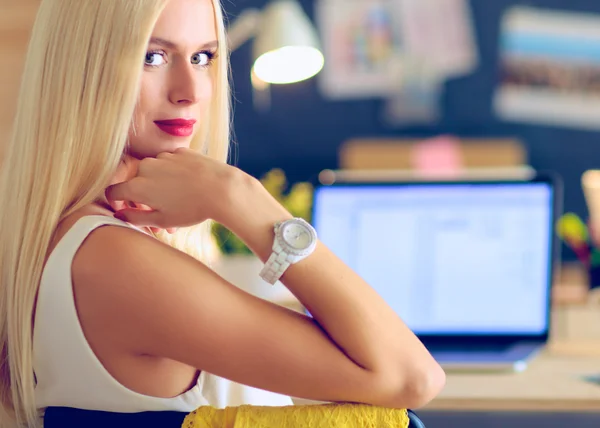 Diseñadores de moda trabajando en el estudio sentados en el escritorio — Foto de Stock