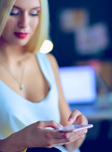 Mujer diseñador usando en el teléfono móvil en la oficina — Foto de Stock