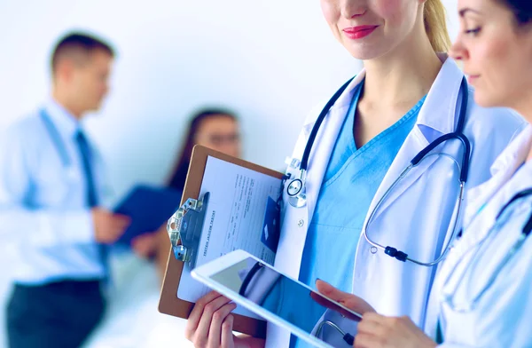 Jovem médico segurando um tablet pc — Fotografia de Stock