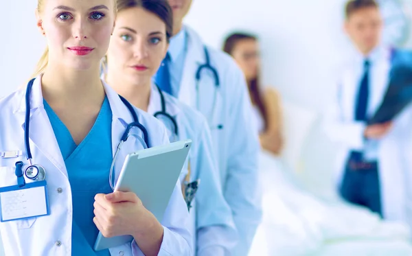 Porträt einer Gruppe lächelnder Krankenhauskollegen, die zusammen stehen — Stockfoto