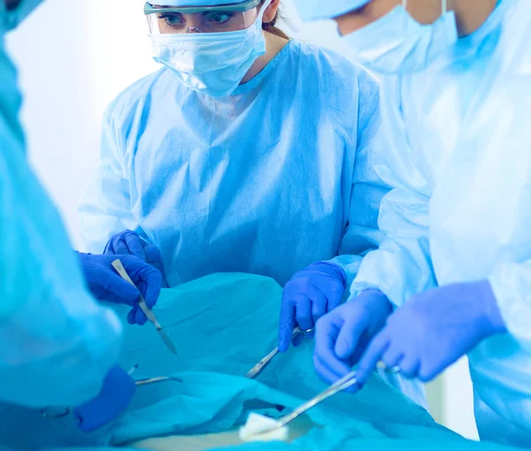 Jeune équipe chirurgicale dans la salle d'opération — Photo