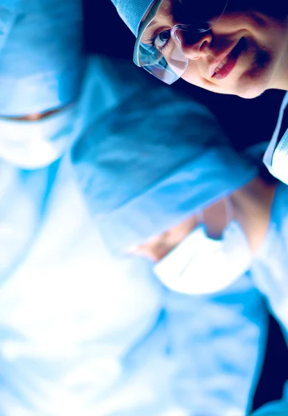 Surgery team in the operating room — Stock Photo, Image