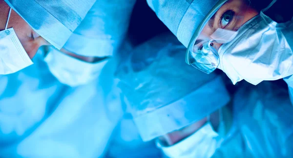 Surgery team in the operating room — Stock Photo, Image