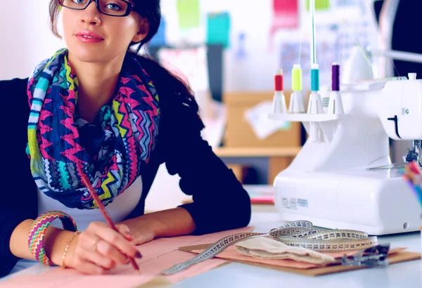 Giysi tasarımcısı kağıt üzerinde kıyafet deseni tasarlıyor