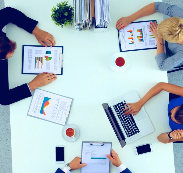 Uomini d'affari che siedono e discutono alla riunione di lavoro, in ufficio — Foto Stock