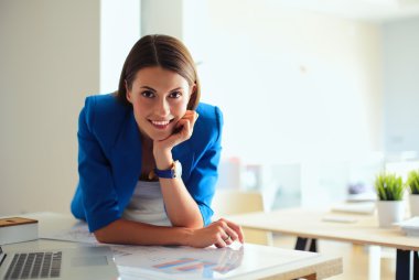 İş yerinin yanında duran güzel bir iş kadınının portresi..