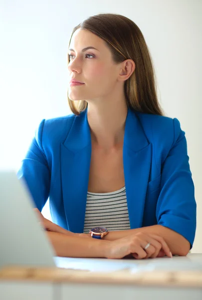 Vrouw met documenten op het bureau. — Stockfoto