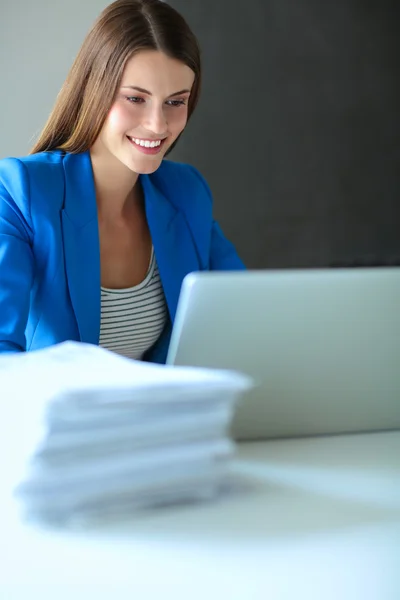 Frau mit Dokumenten auf dem Schreibtisch. — Stockfoto