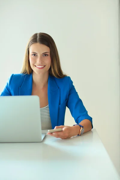 Junge Geschäftsfrau sitzt und telefoniert .. — Stockfoto