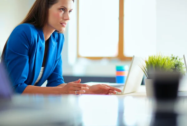 Femeia care stă pe birou cu laptopul . — Fotografie, imagine de stoc
